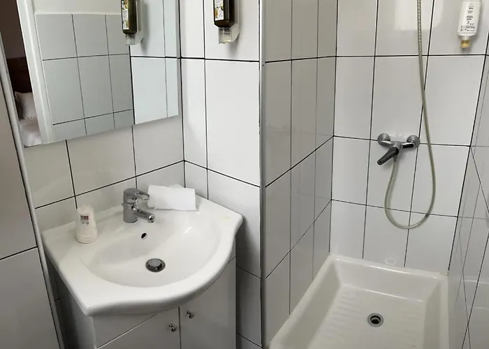 Moderne Soiree Etape Hotel 2*