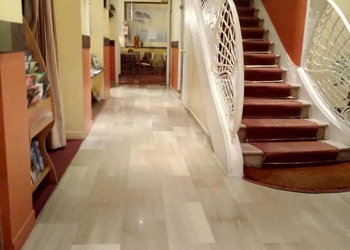 Moderne Soiree Etape Hotel