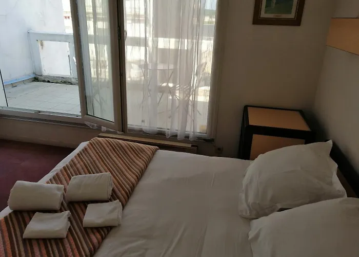 Moderne Soiree Etape Hotel