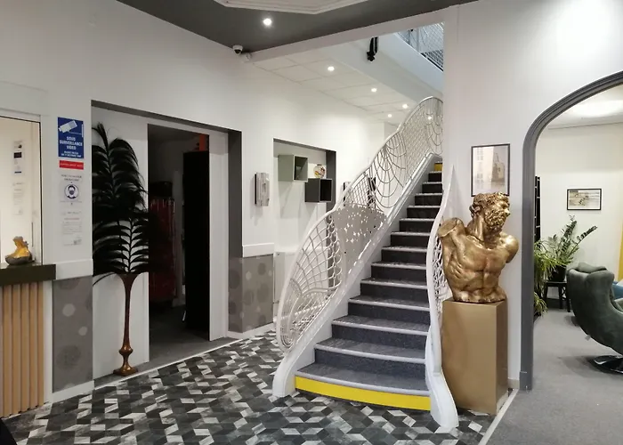 Moderne Soiree Etape Hotel 2*