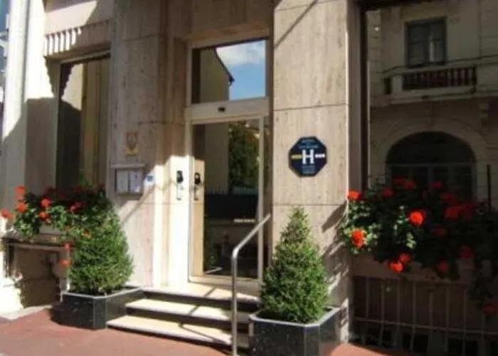 Moderne Soiree Etape Hotel 2*